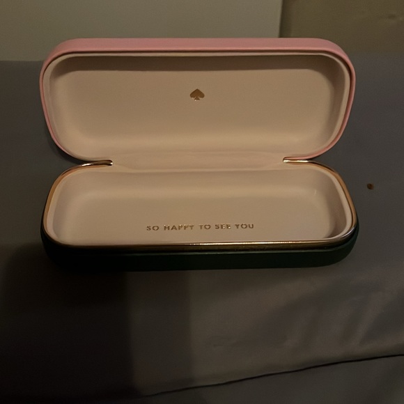 Kate Spade Cases with cleaning cloths price is per case! Accepting Offefs - Picture 3 of 5